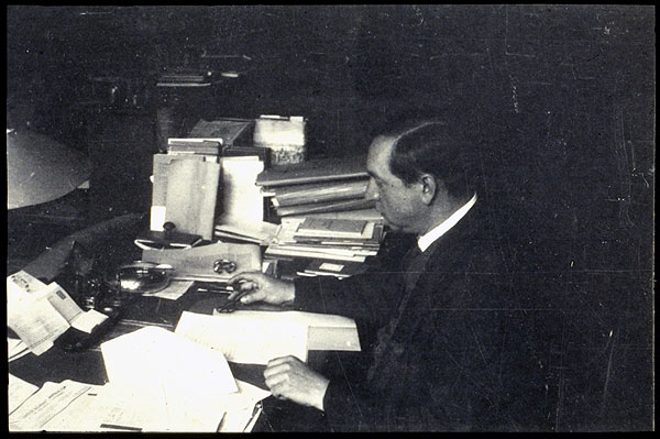 Alfons Paquet am Schreibtisch ca. 1920